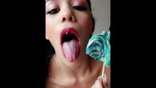 TEEN FUCKS PUSSY WITH LOLLIPOP